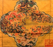 明 黄缎柿蒂形织锦九龙纹袍料.jpg