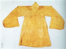 明 黄色四合如意云纹缎交领袍.jpg