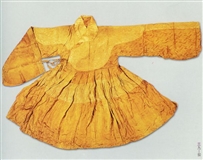 明 四合如意云纹宽花缎繍云龙肩通袖柿蒂形櫬褶袍.jpg