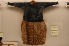 清 康熙帝油绿色云龙纹暗花缎棉行服袍；雍正帝梅花鹿.jpg