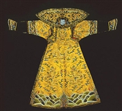 清 明黄色缎绣五彩云金龙戏珠女袷朝袍.jpg